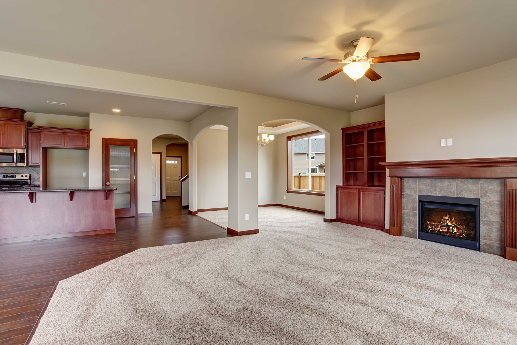 Warm carpet flooring in a comfortable family room